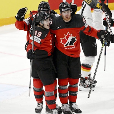 Lawson Crouse (r.) und Kanada feiern