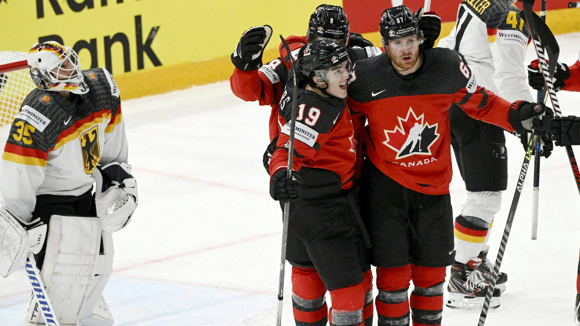Lawson Crouse (r.) und Kanada feiern