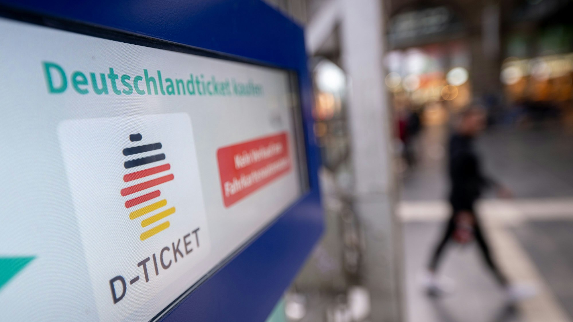 Mit dem 49 Euro teuren Deutschlandticket bundesweit mobil im Nah- und Regionalverkehr. Manche Arbeitgeber erstatten ihren Beschäftigten sogar die Kosten dafür.