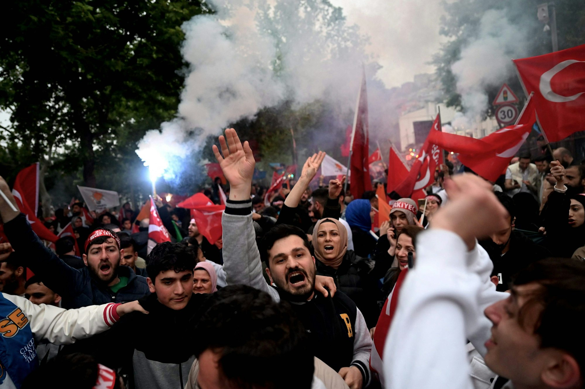 Vor dem AKP-Parteizentrum in Istanbul wird der Wahlsieg schon gefeiert, obwohl die Auszählungen noch nicht vorbei sind.