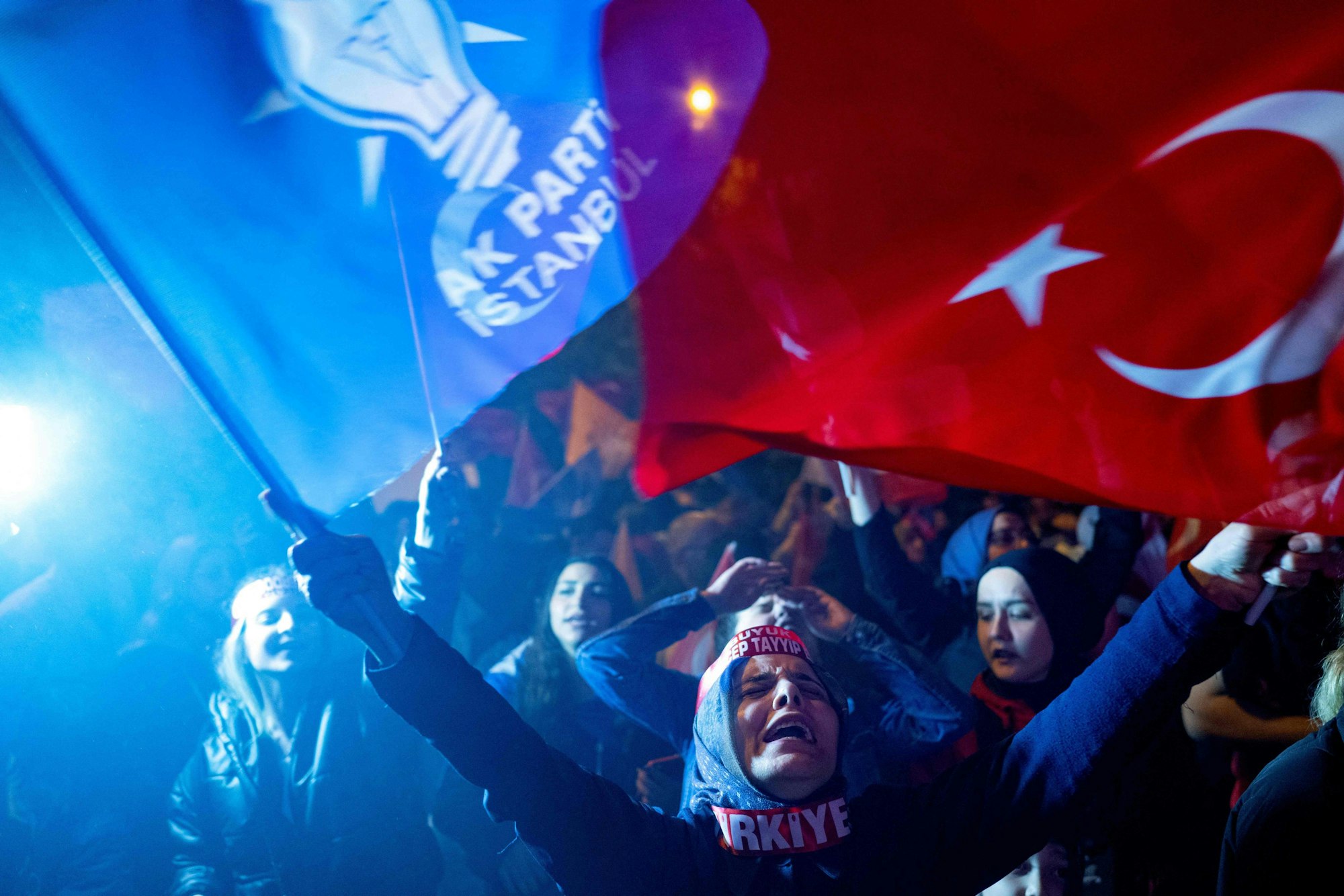Erdogan-Anhänger feiern den Wahlsieg ihres Präsidenten vor Taksim-Moschee in Istanbul.