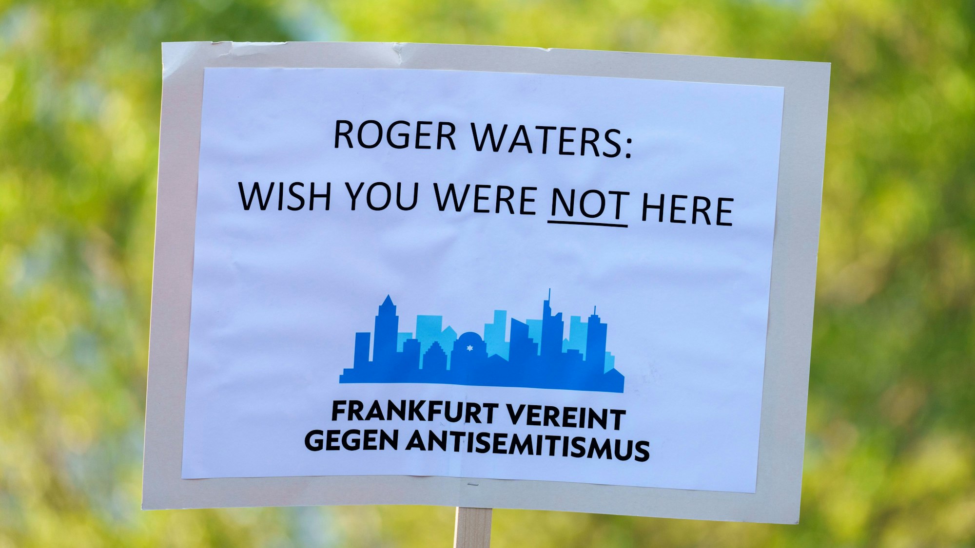Ein Plakat mit der Aufschrift ·Roger Waters: Wish you were not here, aufgenommen auf der Veranstaltung ·Frankfurt vereint gegen Antisemitismus.