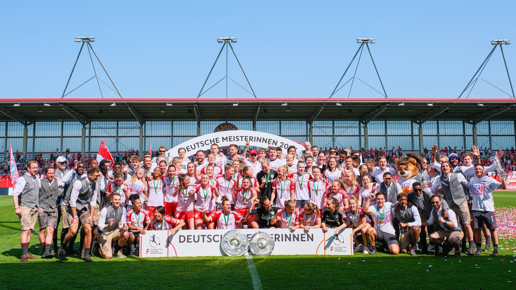 Meisterfoto in München mit Herren-Trainer Thomas Tuchel (dritter von Links).