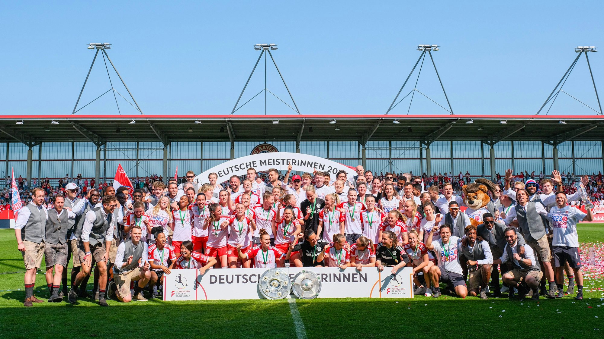 Meisterfoto in München mit Herren-Trainer Thomas Tuchel (dritter von Links).