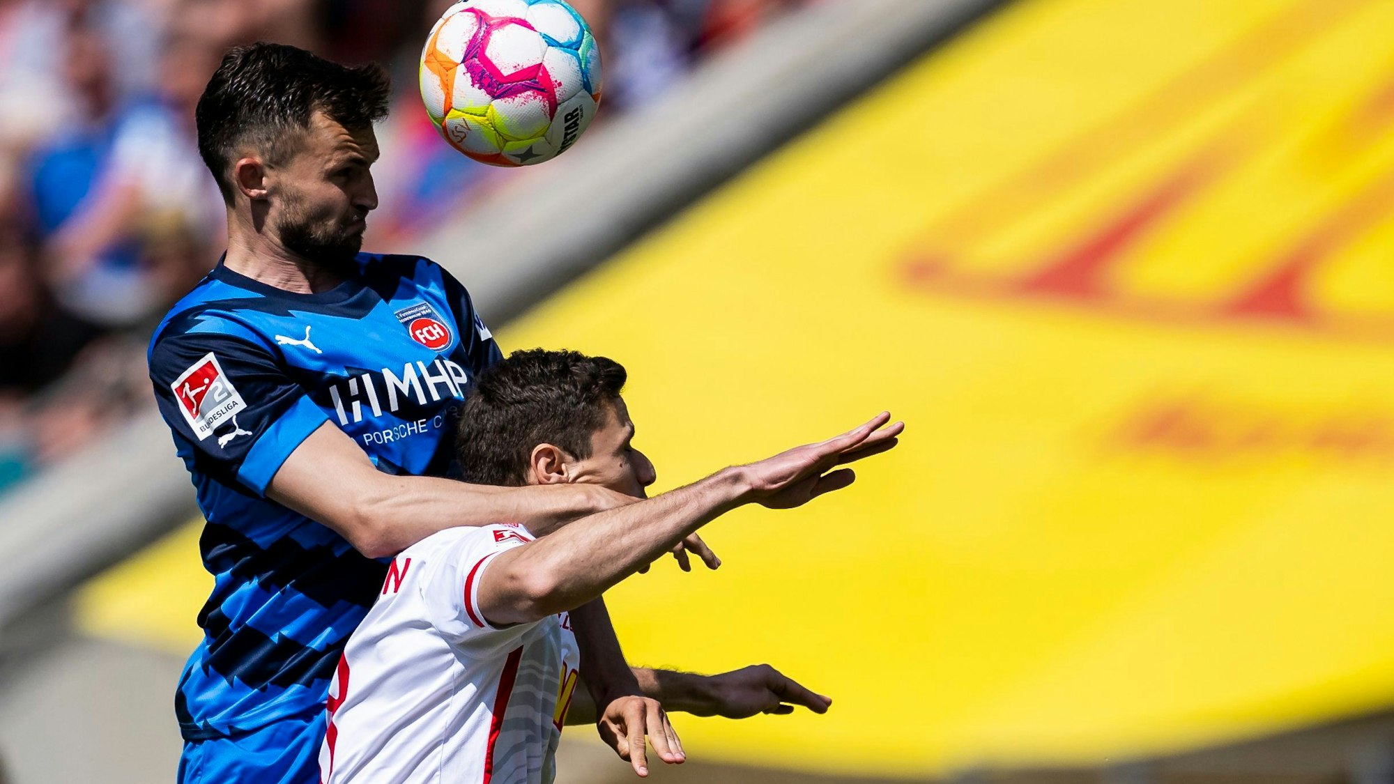 Heidenheims Denis Thomalla (l) in Aktion gegen Regensburgs Maximilian Thalhammer.