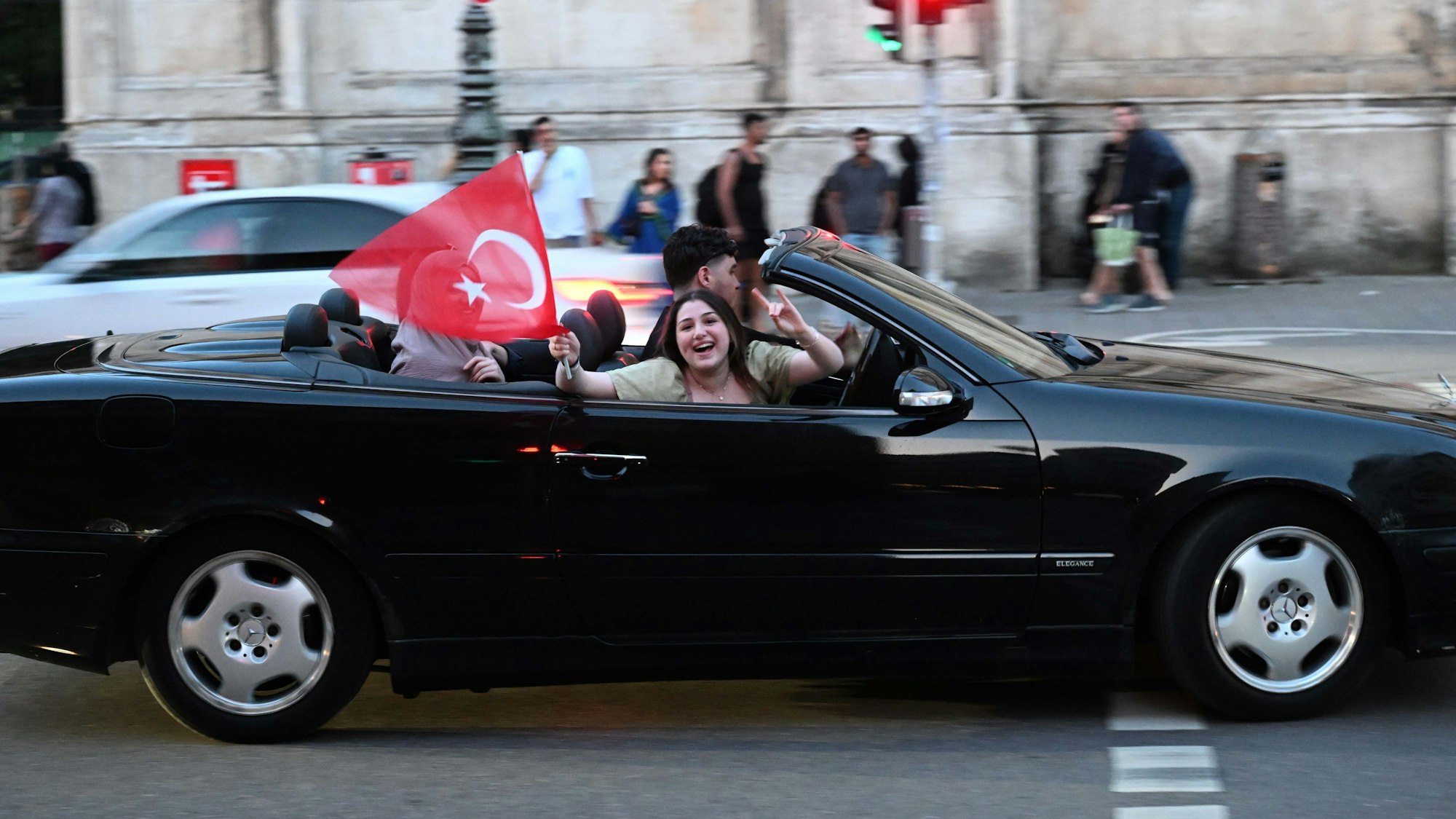 In München jubelt eine Frau aus einem fahrenden Auto über den Sieg von Recep Tayyip Erdogan bei der türkischen Präsidentschaftswahl.