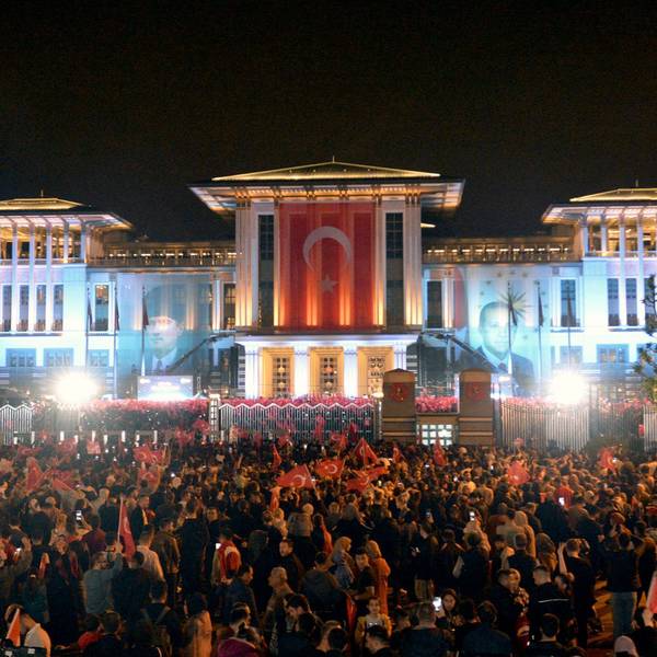 Anhänger des türkischen Präsidenten Recep Tayyip Erdogan feiern vor dem türkischen Präsidentenpalast in Ankara.