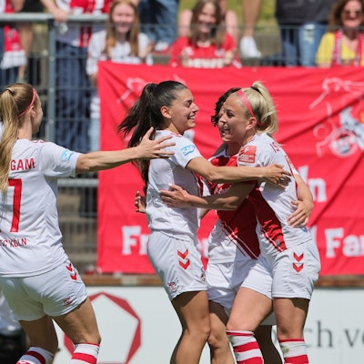 1.FC Köln vs. SGS Essen, Fussball Frauen, 1. Bundesliga, Jubel um die Torschützin zum 1:1 Ausgleich, rechts: Mandy islacker (1. FC Köln), Bild: Herbert Bucco, 28.05.2023