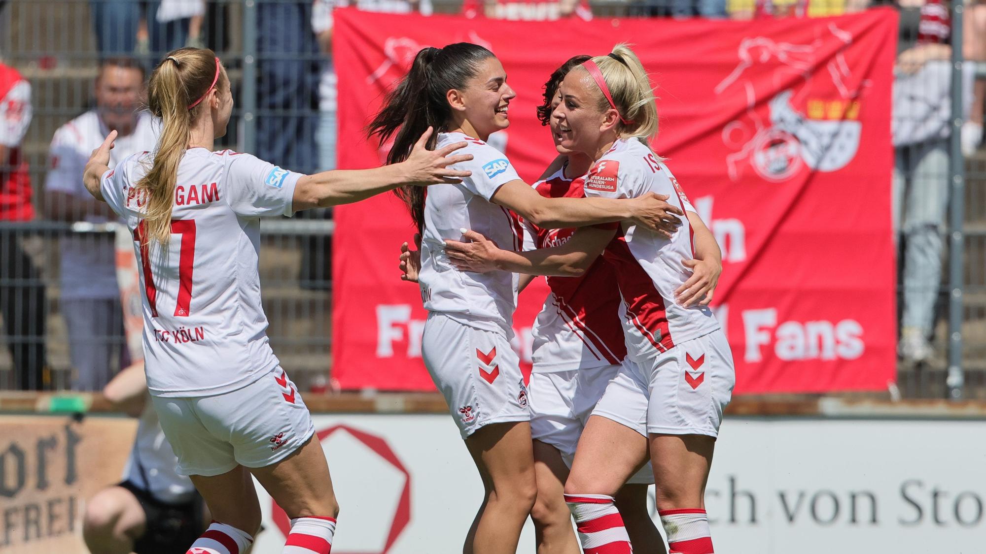 1.FC Köln vs. SGS Essen, Fussball Frauen, 1. Bundesliga, Jubel um die Torschützin zum 1:1 Ausgleich, rechts: Mandy islacker (1. FC Köln), Bild: Herbert Bucco, 28.05.2023