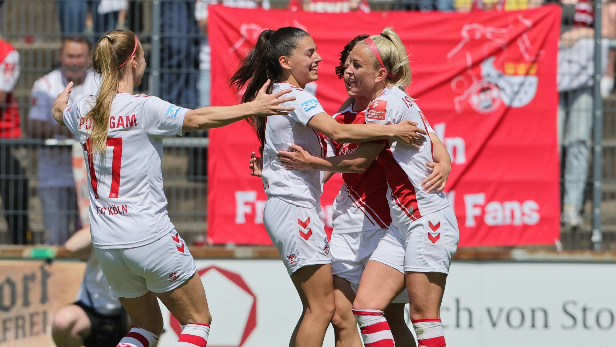 1.FC Köln vs. SGS Essen, Fussball Frauen, 1. Bundesliga, Jubel um die Torschützin zum 1:1 Ausgleich, rechts: Mandy islacker (1. FC Köln), Bild: Herbert Bucco, 28.05.2023