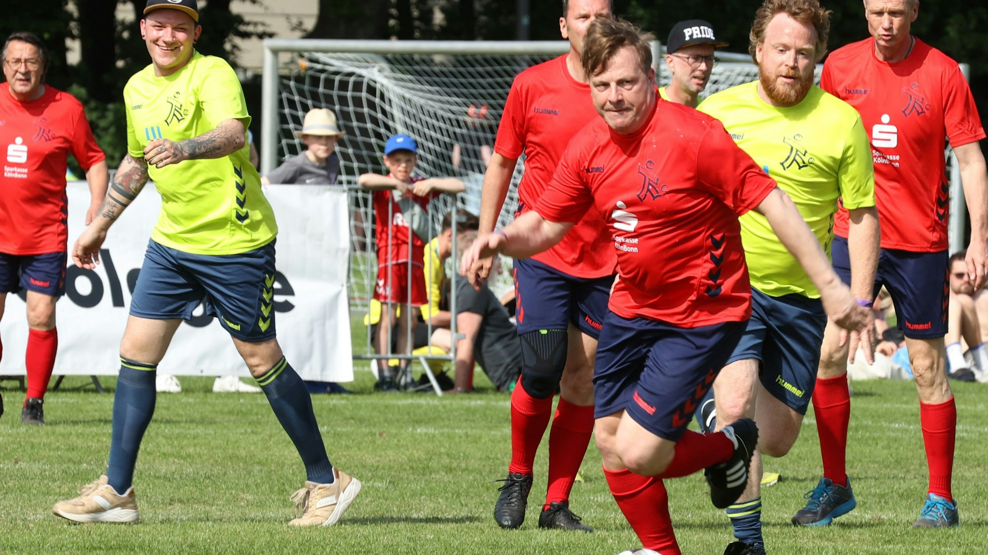 Comedian Martin Klempnow („Dennis aus Hürth“) treibt beim Promi-Spaß-Kick den Ball nach vorne.