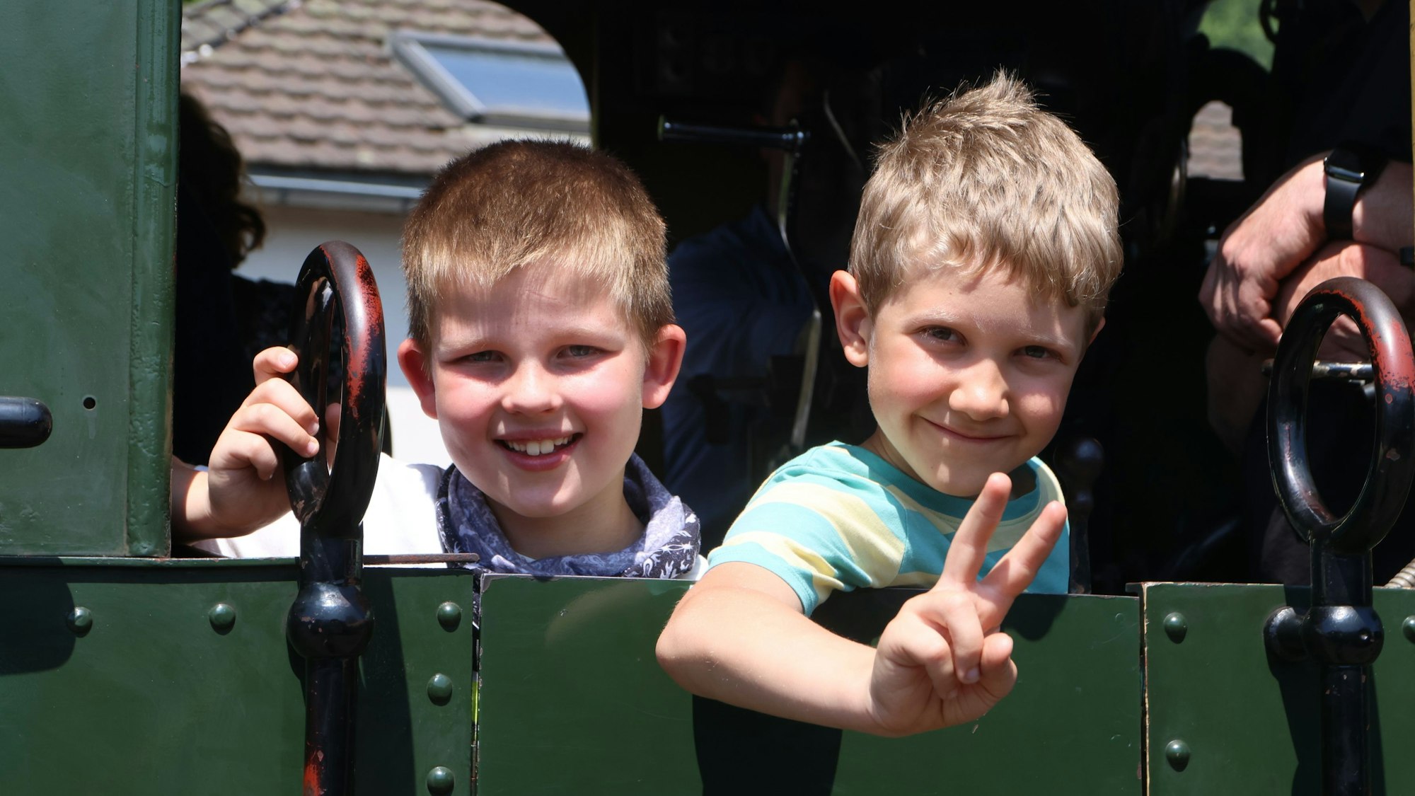 Maxim und Valentin fühlten sich im Führerstand der „Waldbröl“ pudelwohl.