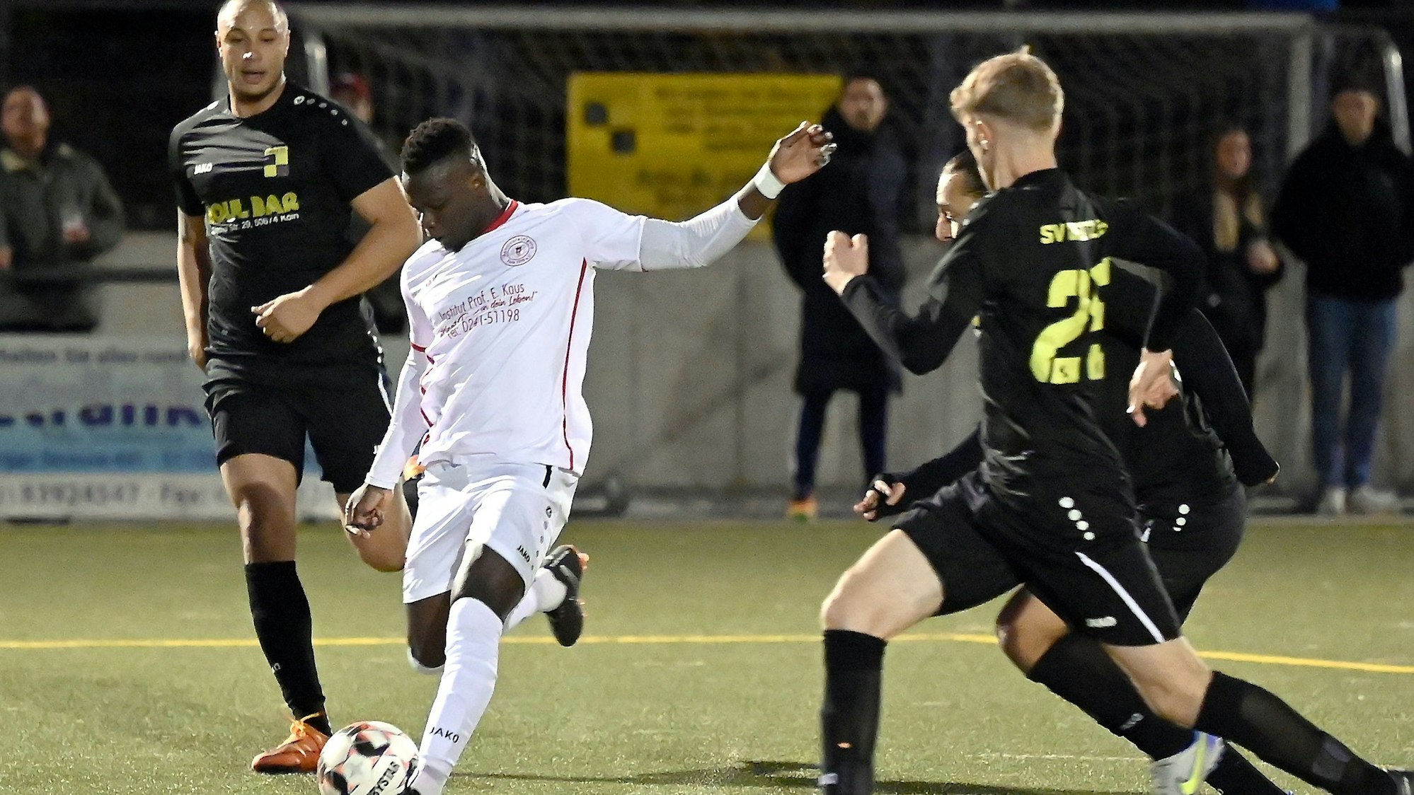 12.11.2022, Fussball-Deutz - Porz
links: Sidney Kebe (Deutz)(Deutz)
mitte: Amadou Camara (Porz)
Foto: Uli Herhaus