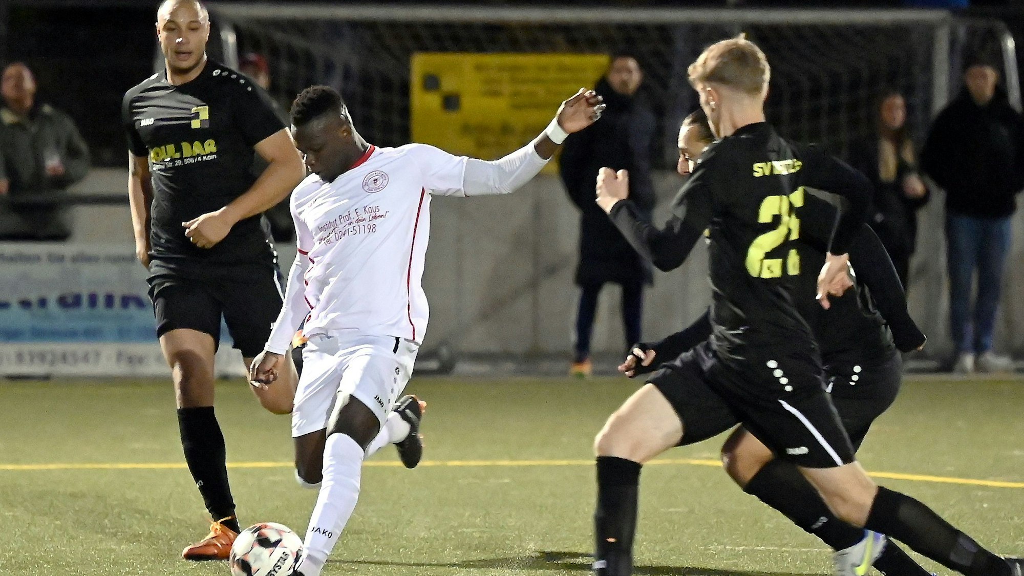12.11.2022, Fussball-Deutz - Porz
links: Sidney Kebe (Deutz)(Deutz)
mitte: Amadou Camara (Porz)
Foto: Uli Herhaus