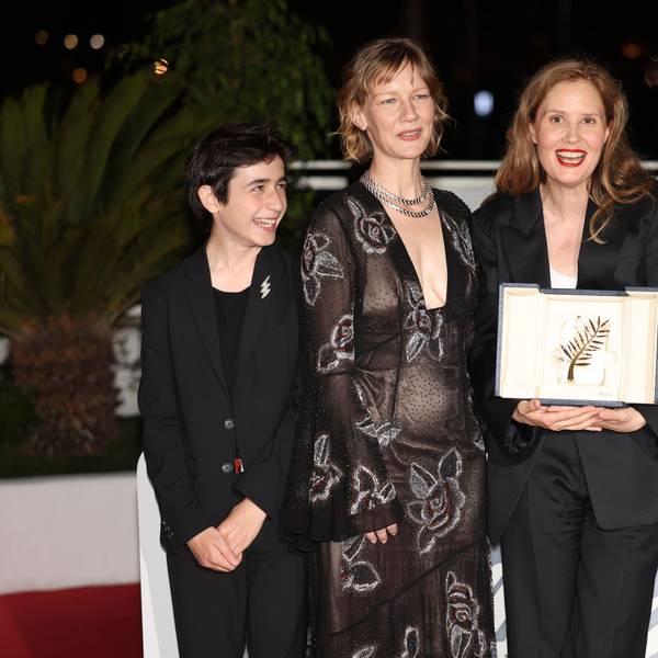 27.05.2023, Frankreich, Cannes: Justine Triet (2.v.r), Gewinnerin der Goldenen Palme für «Anatomy of a Fall», Milo Machado Graner (l), Sandra Hüller und Antoine Reinartz (r) posieren für Fotografen während eines Fototermins nach der Preisverleihung bei den 76. internationalen Filmfestspielen in Cannes.