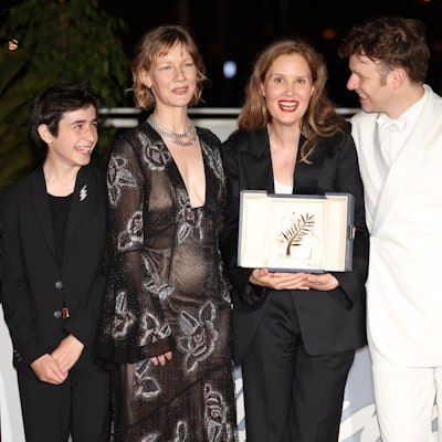 27.05.2023, Frankreich, Cannes: Justine Triet (2.v.r), Gewinnerin der Goldenen Palme für «Anatomy of a Fall», Milo Machado Graner (l), Sandra Hüller und Antoine Reinartz (r) posieren für Fotografen während eines Fototermins nach der Preisverleihung bei den 76. internationalen Filmfestspielen in Cannes.