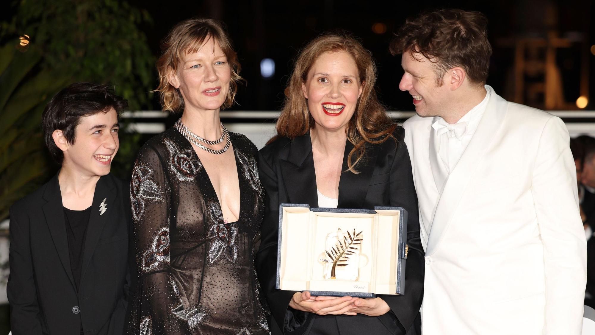 27.05.2023, Frankreich, Cannes: Justine Triet (2.v.r), Gewinnerin der Goldenen Palme für «Anatomy of a Fall», Milo Machado Graner (l), Sandra Hüller und Antoine Reinartz (r) posieren für Fotografen während eines Fototermins nach der Preisverleihung bei den 76. internationalen Filmfestspielen in Cannes.