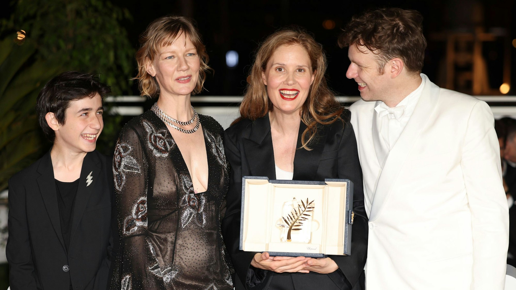 27.05.2023, Frankreich, Cannes: Justine Triet (2.v.r), Gewinnerin der Goldenen Palme für «Anatomy of a Fall», Milo Machado Graner (l), Sandra Hüller und Antoine Reinartz (r) posieren für Fotografen während eines Fototermins nach der Preisverleihung bei den 76. internationalen Filmfestspielen in Cannes.