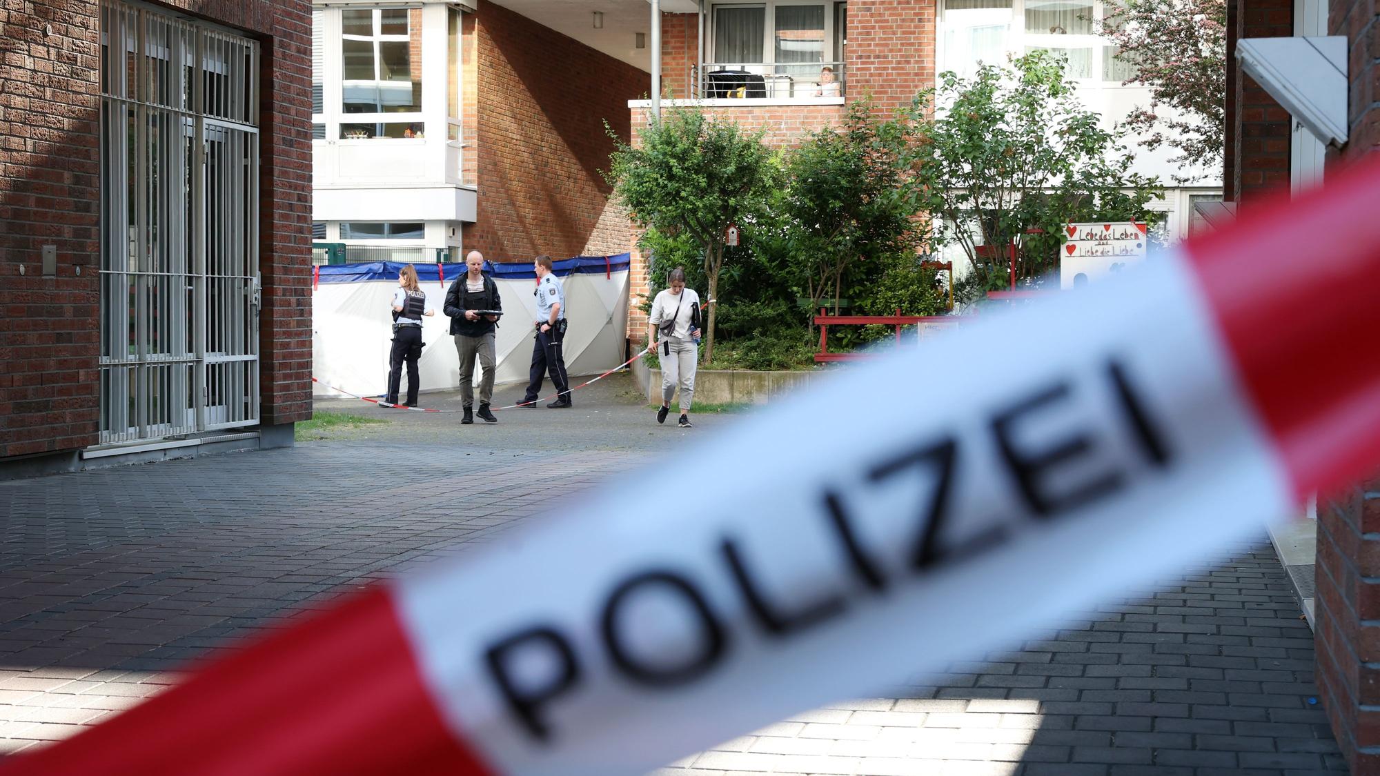 27.05.2023
Köln
Schiesserei mit Tötungsdelikt in Mülheim mit einem Toten und einer Schwer Verletzten Person
Clevischer Ring am Böckingpark
Foto: Martina Goyert