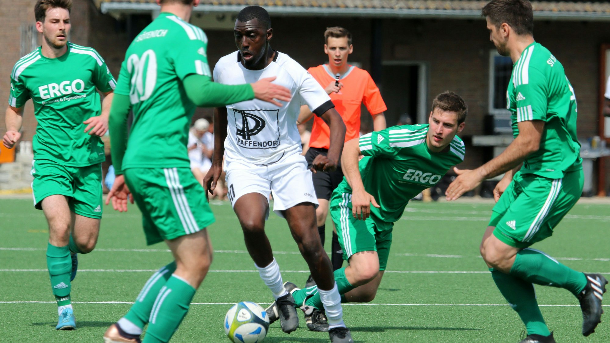Christian Tshibumb gegen vier Sötenicher Spieler.