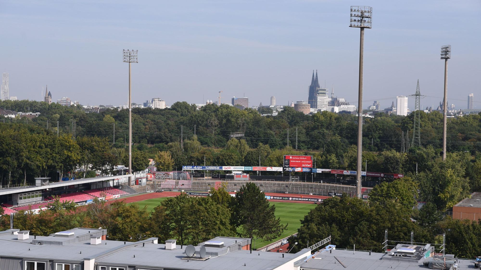 22.09.2021, Köln: Blick auf den Kölner Süden. Im Vordergrund das Südstadion, Flutlichtanlage und im Hintergrund der Kölner Dom.
Foto: Csaba Peter Rakoczy