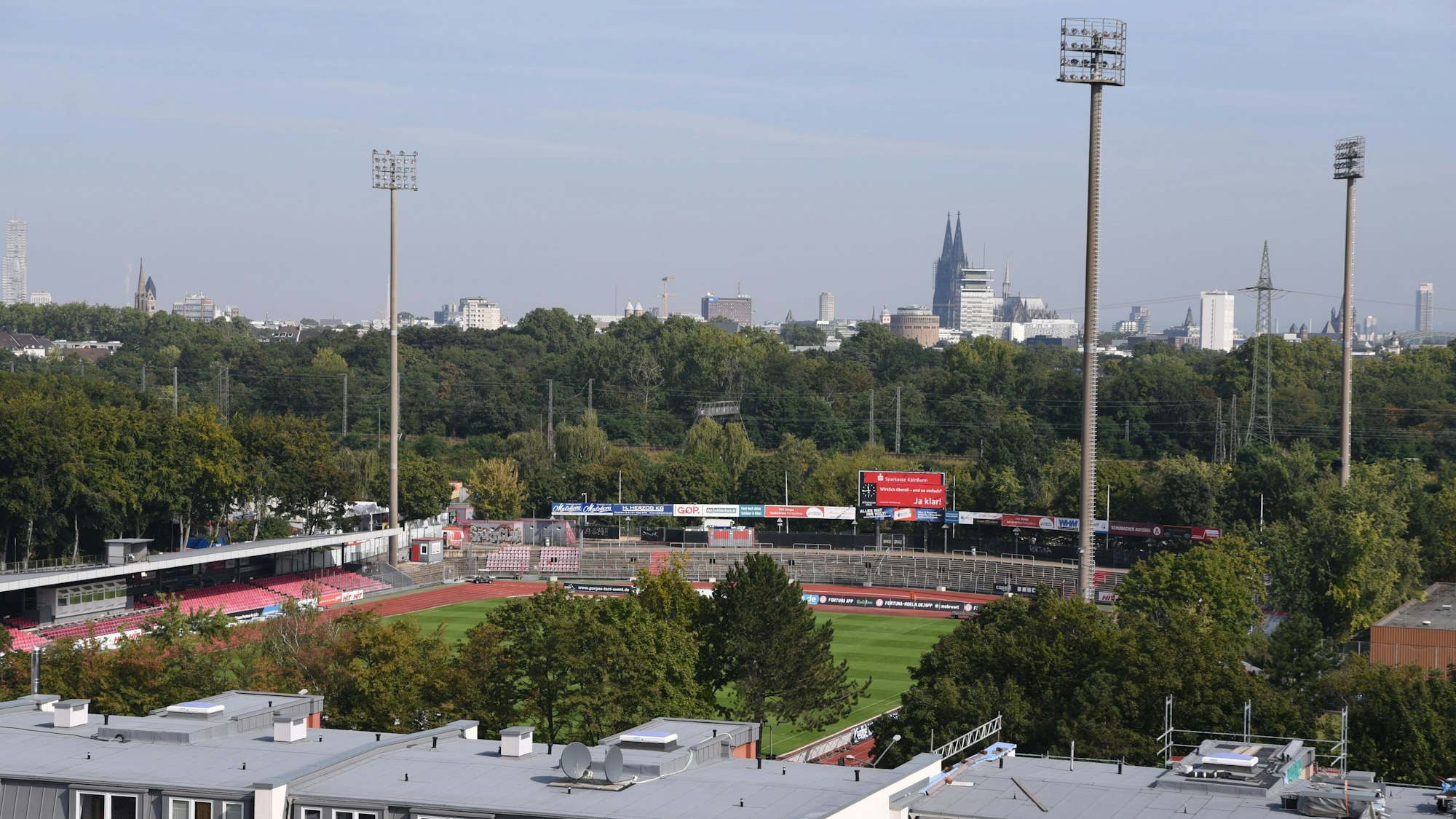22.09.2021, Köln: Blick auf den Kölner Süden. Im Vordergrund das Südstadion, Flutlichtanlage und im Hintergrund der Kölner Dom.
Foto: Csaba Peter Rakoczy