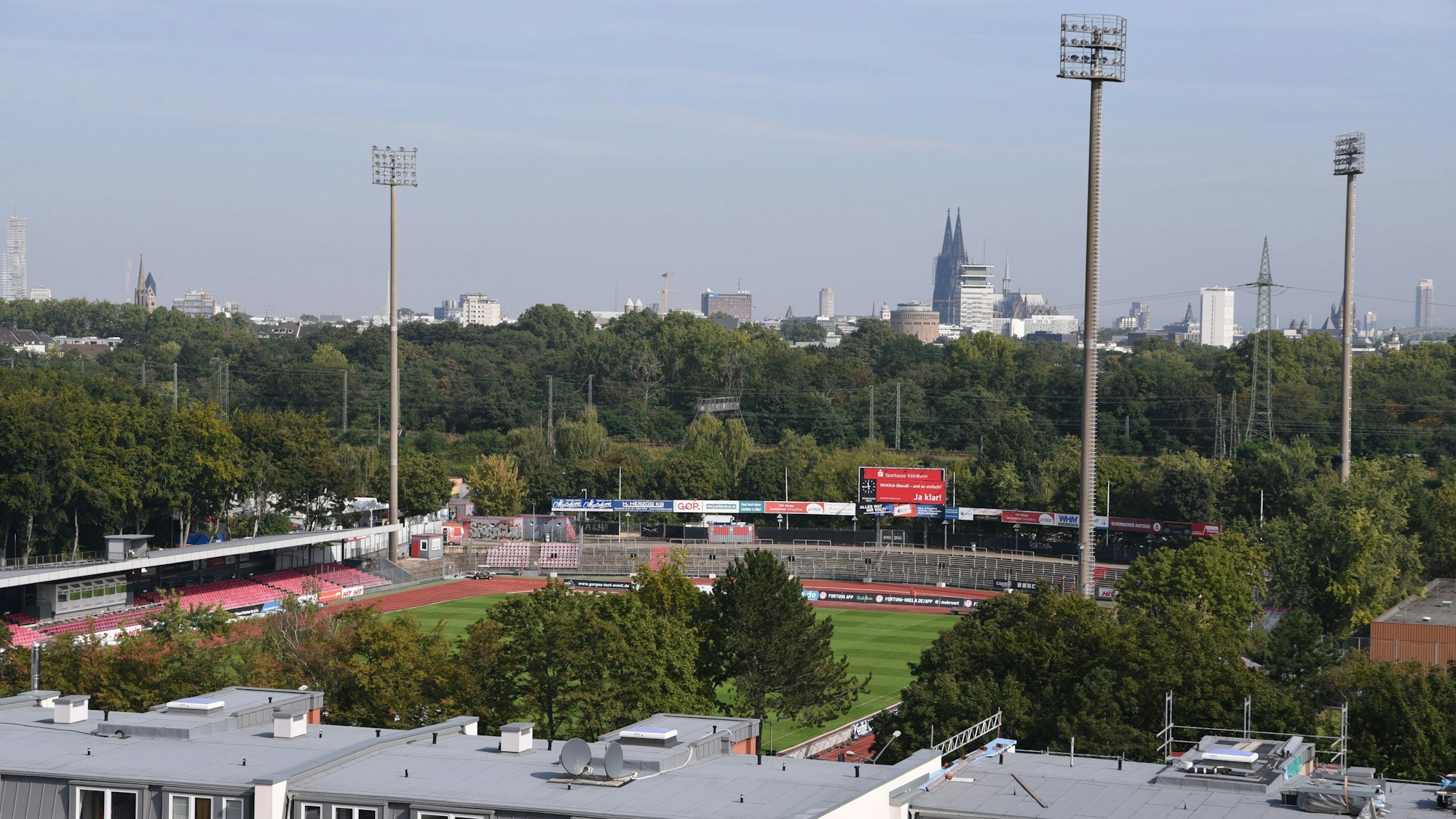 22.09.2021, Köln: Blick auf den Kölner Süden. Im Vordergrund das Südstadion, Flutlichtanlage und im Hintergrund der Kölner Dom.
Foto: Csaba Peter Rakoczy