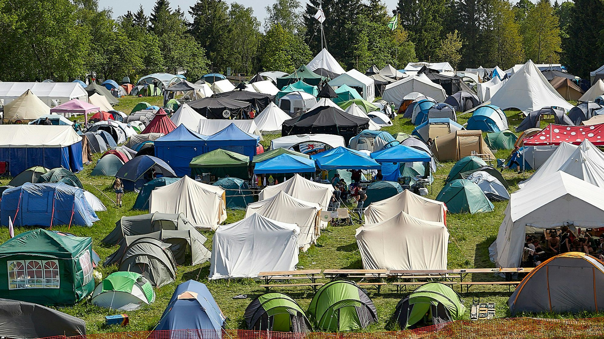 Das Bild zeigt Dutzende Zelte, die auf einer Wiese in Vogelsang aufgebaut sind.
