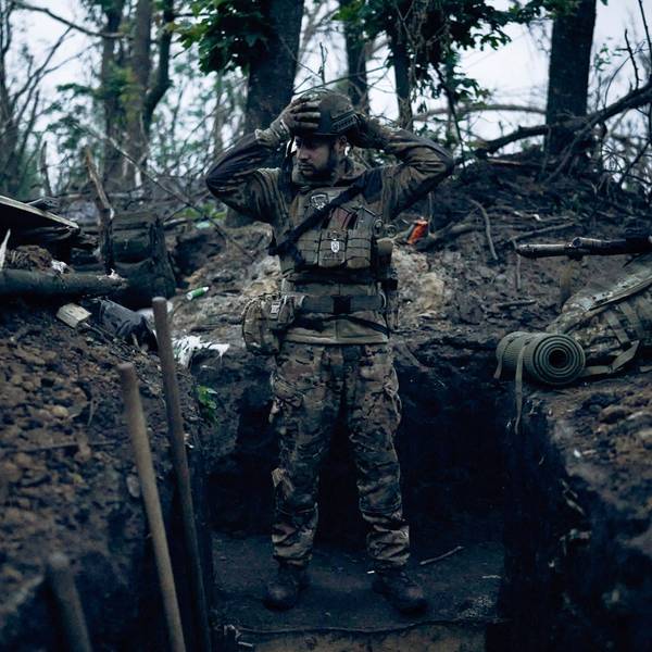 Ein ukrainischer Soldat in einem Graben in der Nähe der weitgehend zerstörten ukrainischen Stadt Bachmut.