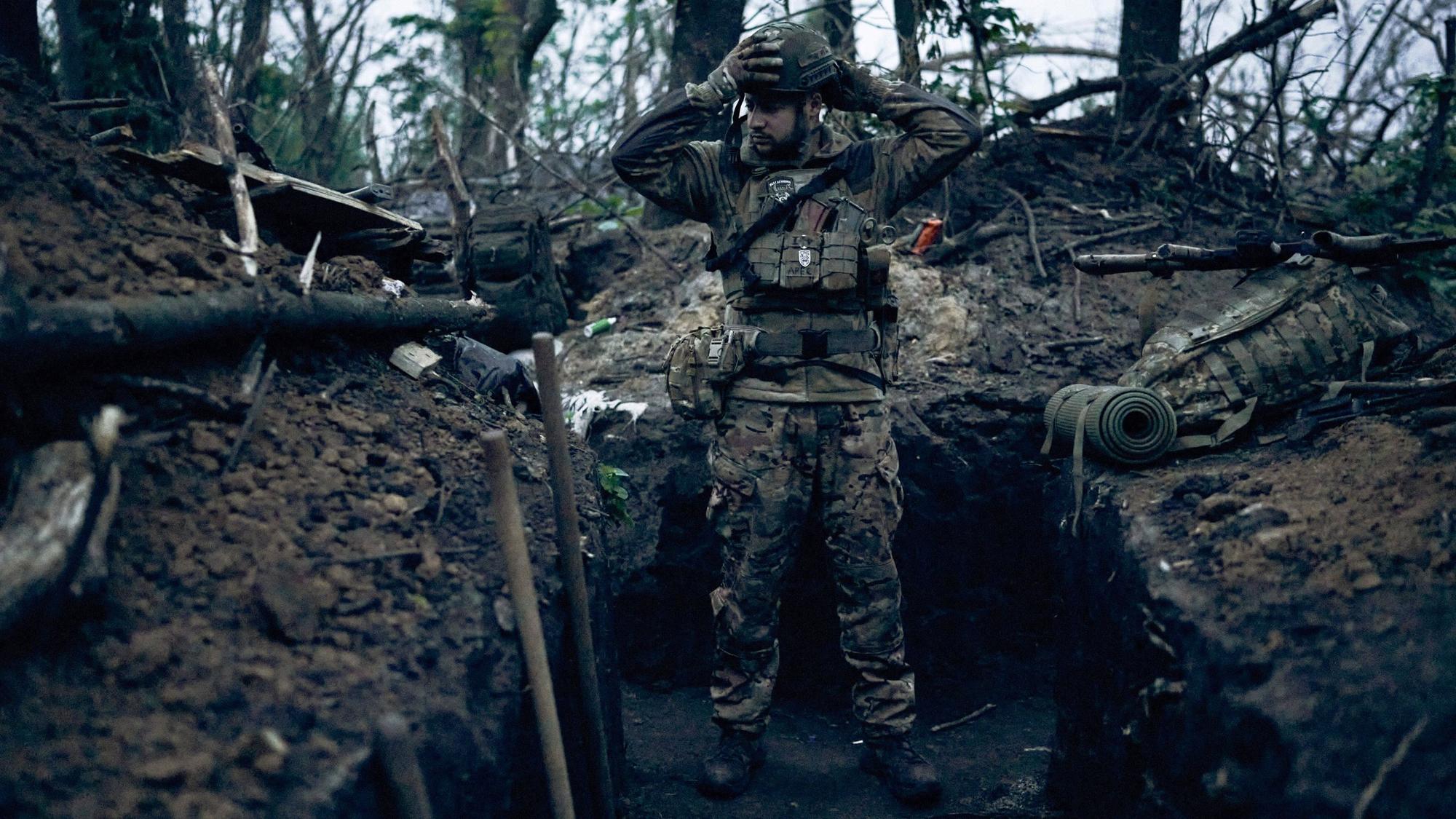 Ein ukrainischer Soldat in einem Graben in der Nähe der weitgehend zerstörten ukrainischen Stadt Bachmut.