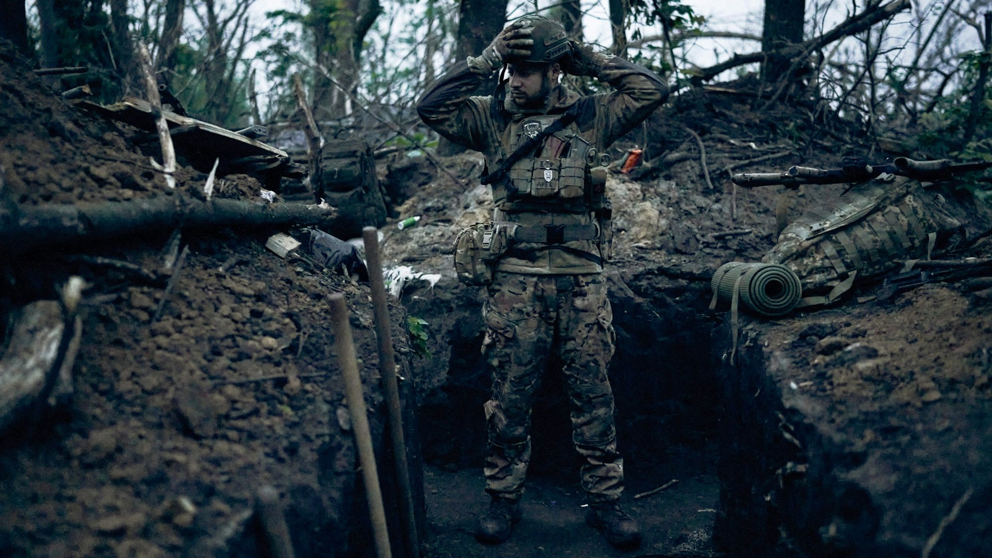 Ein ukrainischer Soldat in einem Graben in der Nähe der weitgehend zerstörten ukrainischen Stadt Bachmut.