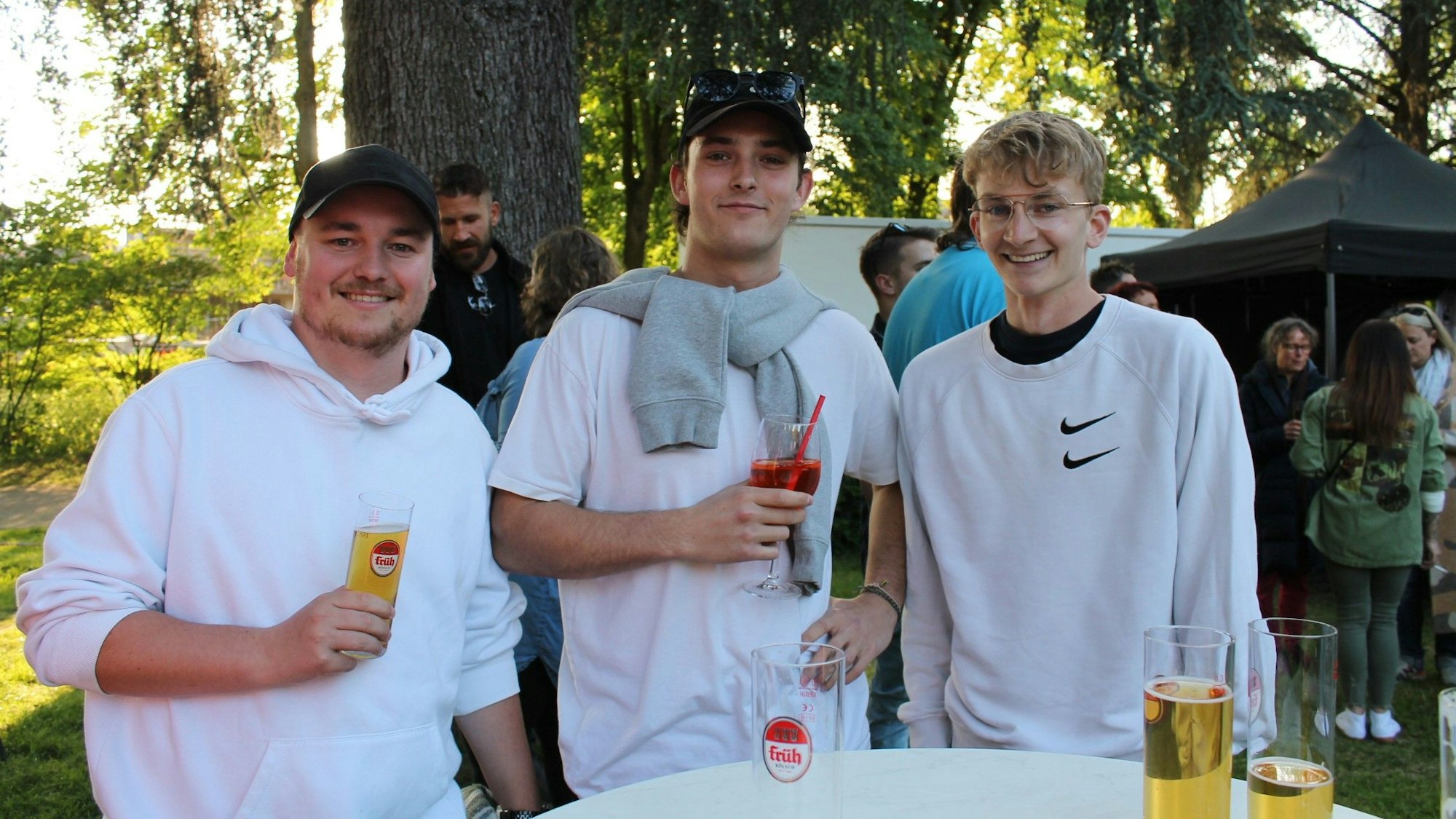 Grammo-Festival: Auch die Jugend kam auf ihre Kosten: V.l. Jonas Würz, Jan Horsthemke und Felix Hasenjäger trafen sich auf ein kühles Getränk bei guter Musik