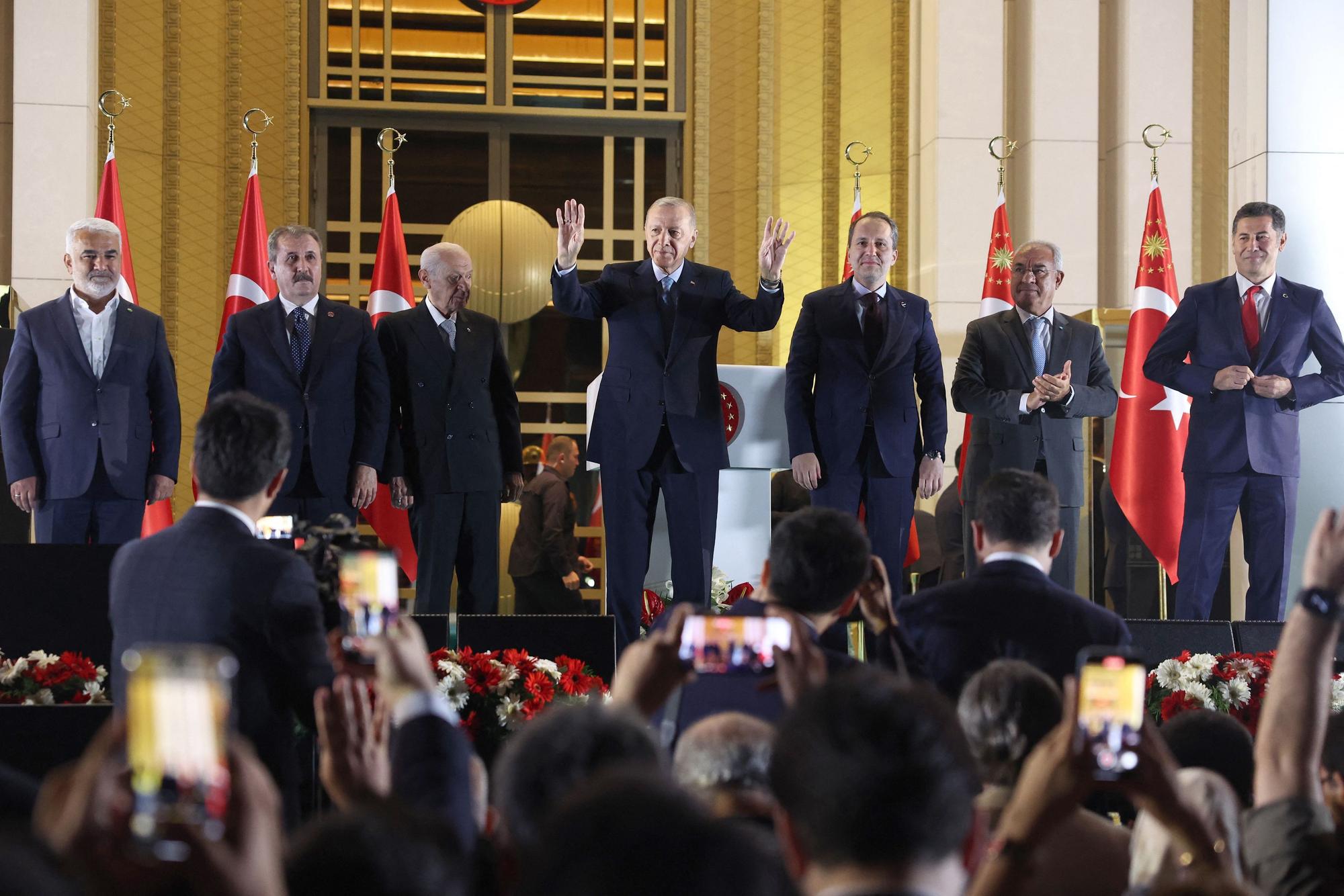 Kurz nach Mitternacht in Ankara: Der alte und neue türkische Präsident tritt vor seine Anhänger.
