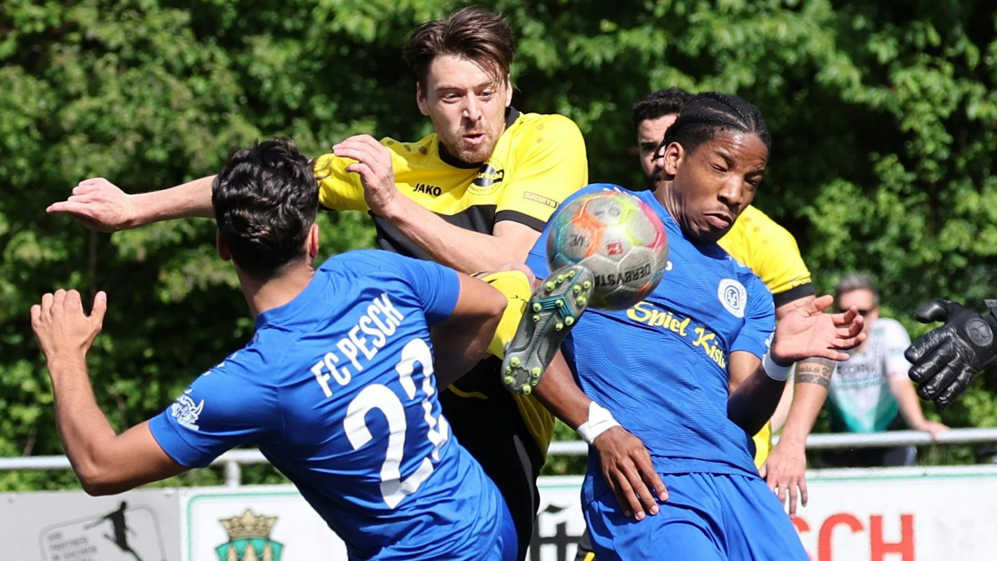 sport Mittelrheinliga
Hohkeppel  FC Pesch
Matti Fiedler