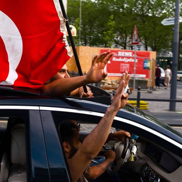 Türkeistämmige haben am Sonntag in Köln den Wahlsieg von Erdogan gefeiert