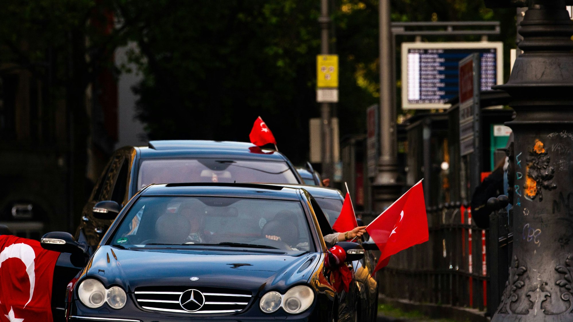 Autokorso mit Erdogan-Anhängern an den Kölner Ringen.