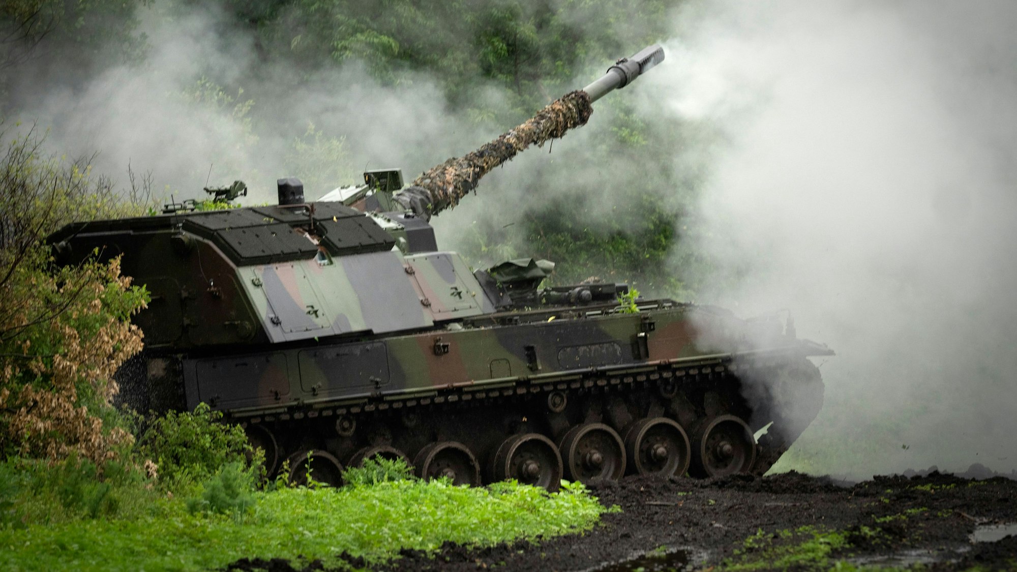 Eine deutsche Panzerhaubitze 2000 der ukrainischen Armee feuert auf russische Stellungen an der Frontlinie in der Nähe von Bachmut.