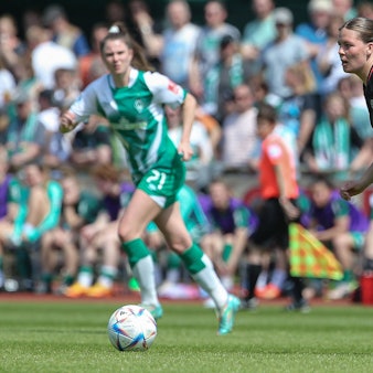 v.li.: Juliane Wirtz Bayer 04 Leverkusen, 14 am Ball, Einzelbild, Ganzkörper, Aktion, Action, Spielszene, DIE DFB-RICHTLINIEN UNTERSAGEN JEGLICHE NUTZUNG VON FOTOS ALS SEQUENZBILDER UND/ODER VIDEOÄHNLICHE FOTOSTRECKEN. DFB REGULATIONS PROHIBIT ANY USE OF PHOTOGRAPHS AS IMAGE SEQUENCES AND/OR QUASI-VIDEO., 28.05.2023, Bremen Deutschland, Fussball, Flyeralarm Frauen-Bundesliga, SV Werder Bremen - Bayer 04 Leverkusen *** v li Juliane Wirtz Bayer 04 Leverkusen, 14 on the ball, single image, full body, action, game scene, THE DFB DIRECTIVES PROHIBIT ANY USE OF PHOTOGRAPHS AS IMAGE SEQUENCES AND OR QUASI VIDEO , 28 05 2023, Bremen Germany , Football, Flyeralarm Womens Bundesliga, SV Werder Bremen Bayer 04 Leverkusen xobx