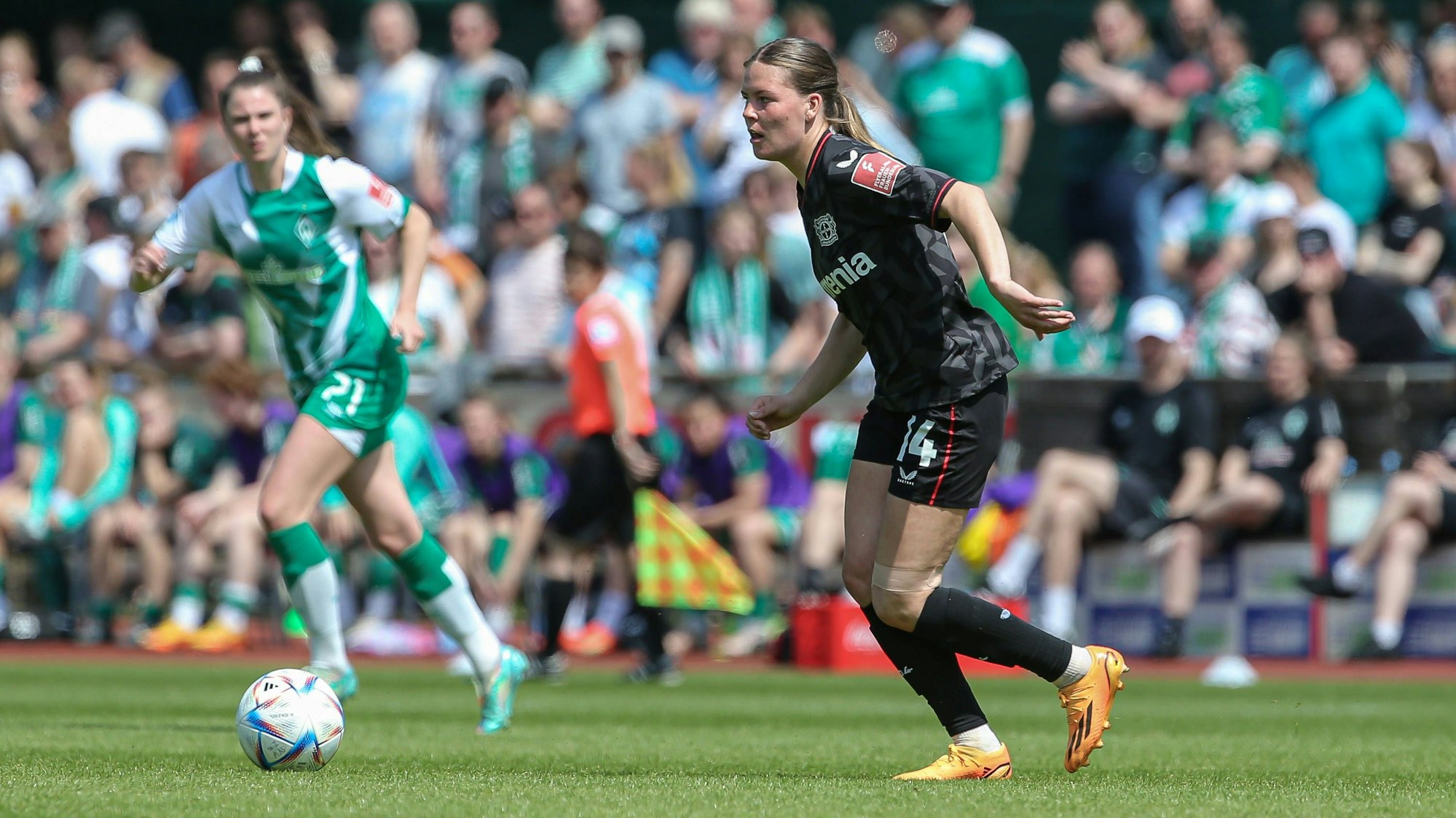 v.li.: Juliane Wirtz Bayer 04 Leverkusen, 14 am Ball, Einzelbild, Ganzkörper, Aktion, Action, Spielszene, DIE DFB-RICHTLINIEN UNTERSAGEN JEGLICHE NUTZUNG VON FOTOS ALS SEQUENZBILDER UND/ODER VIDEOÄHNLICHE FOTOSTRECKEN. DFB REGULATIONS PROHIBIT ANY USE OF PHOTOGRAPHS AS IMAGE SEQUENCES AND/OR QUASI-VIDEO., 28.05.2023, Bremen Deutschland, Fussball, Flyeralarm Frauen-Bundesliga, SV Werder Bremen - Bayer 04 Leverkusen *** v li Juliane Wirtz Bayer 04 Leverkusen, 14 on the ball, single image, full body, action, game scene, THE DFB DIRECTIVES PROHIBIT ANY USE OF PHOTOGRAPHS AS IMAGE SEQUENCES AND OR QUASI VIDEO , 28 05 2023, Bremen Germany , Football, Flyeralarm Womens Bundesliga, SV Werder Bremen Bayer 04 Leverkusen xobx