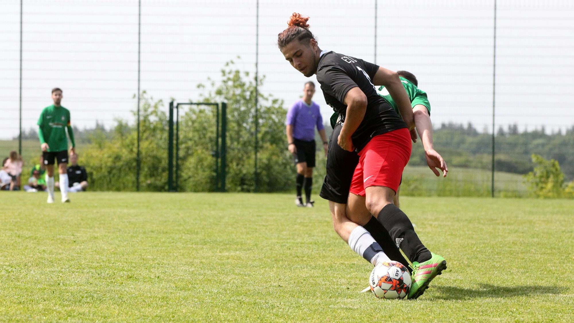 Euskirchens Saad Hajjaoui im Zweikampf mit einem Spieler von Flamersheim/Kirchheim.