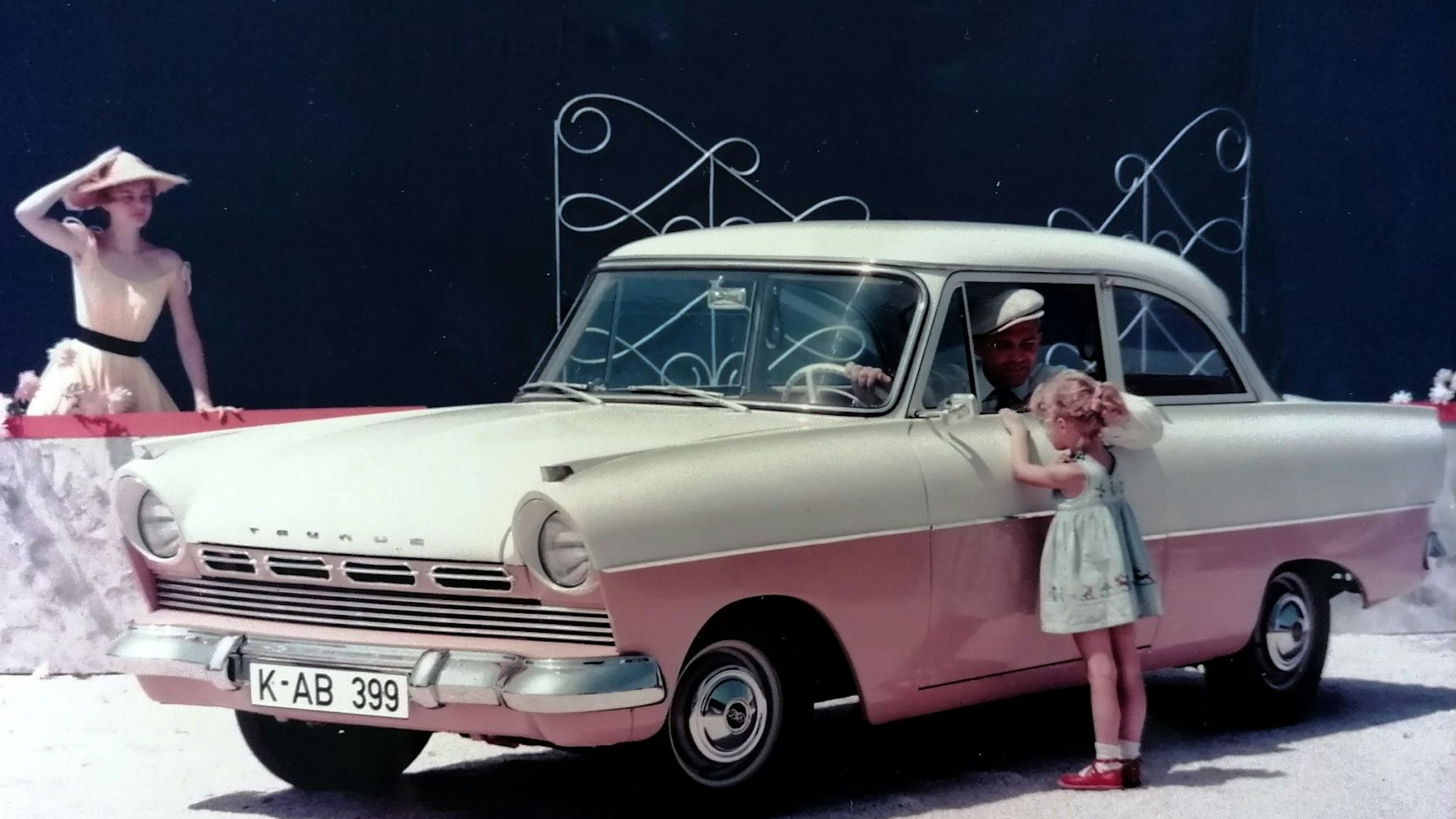 Auch dieses Auto gehört zur Kölner Fahrzeuggeschichte: der Taunus 17M P2 von Ford aus dem Jahr 1957.