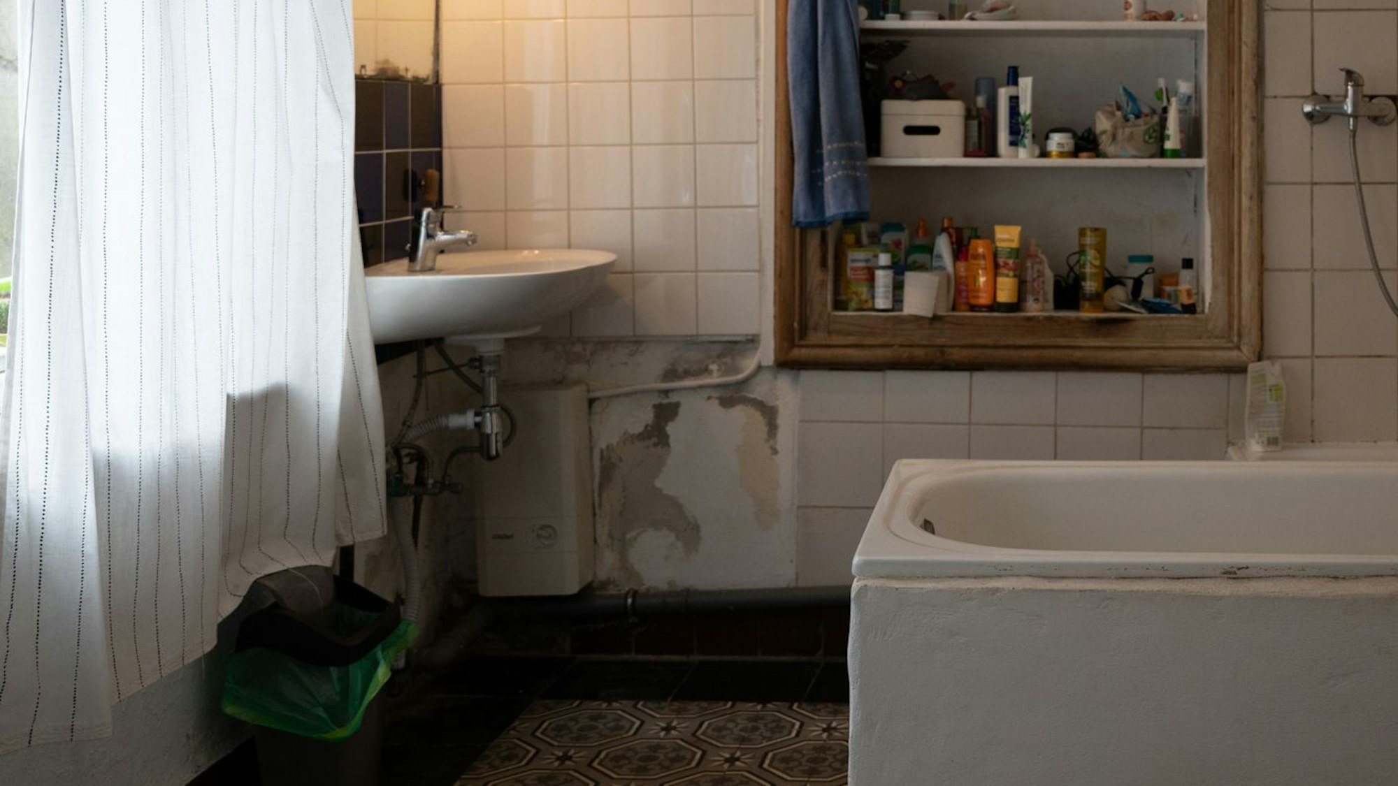 Ein Waschbecken, eine Badewanne, ein gefliester Boden