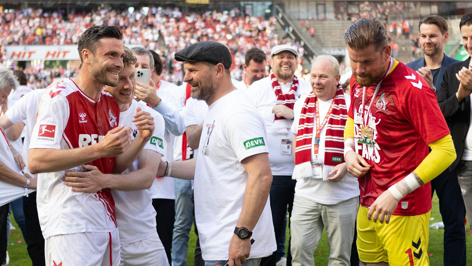 Jonas Hector (l.) und Timo Horn (r.) nahmen am Samstag Abschied vom 1. FC Köln, Trainer Steffen Baumgart ergriff das Wort.