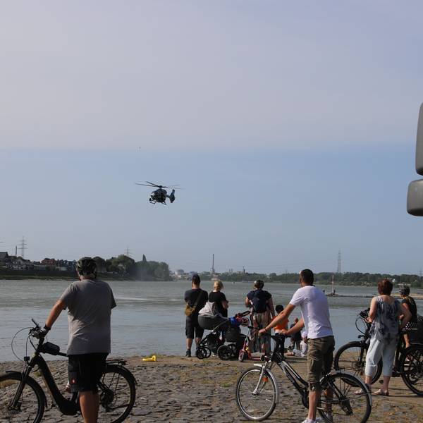 Am Bornheimer Werth sind zwei Menschen unter Wasser gefunden worden, nachdem sie als Nichtschwimmer hineingegangen waren.
