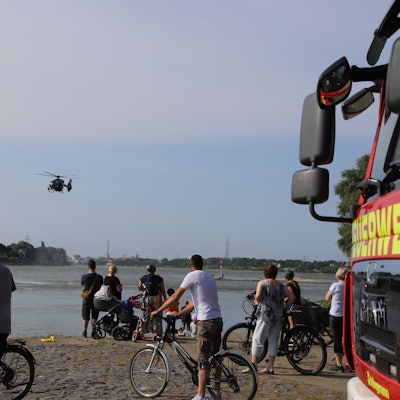 Am Bornheimer Werth sind zwei Menschen unter Wasser gefunden worden, nachdem sie als Nichtschwimmer hineingegangen waren.