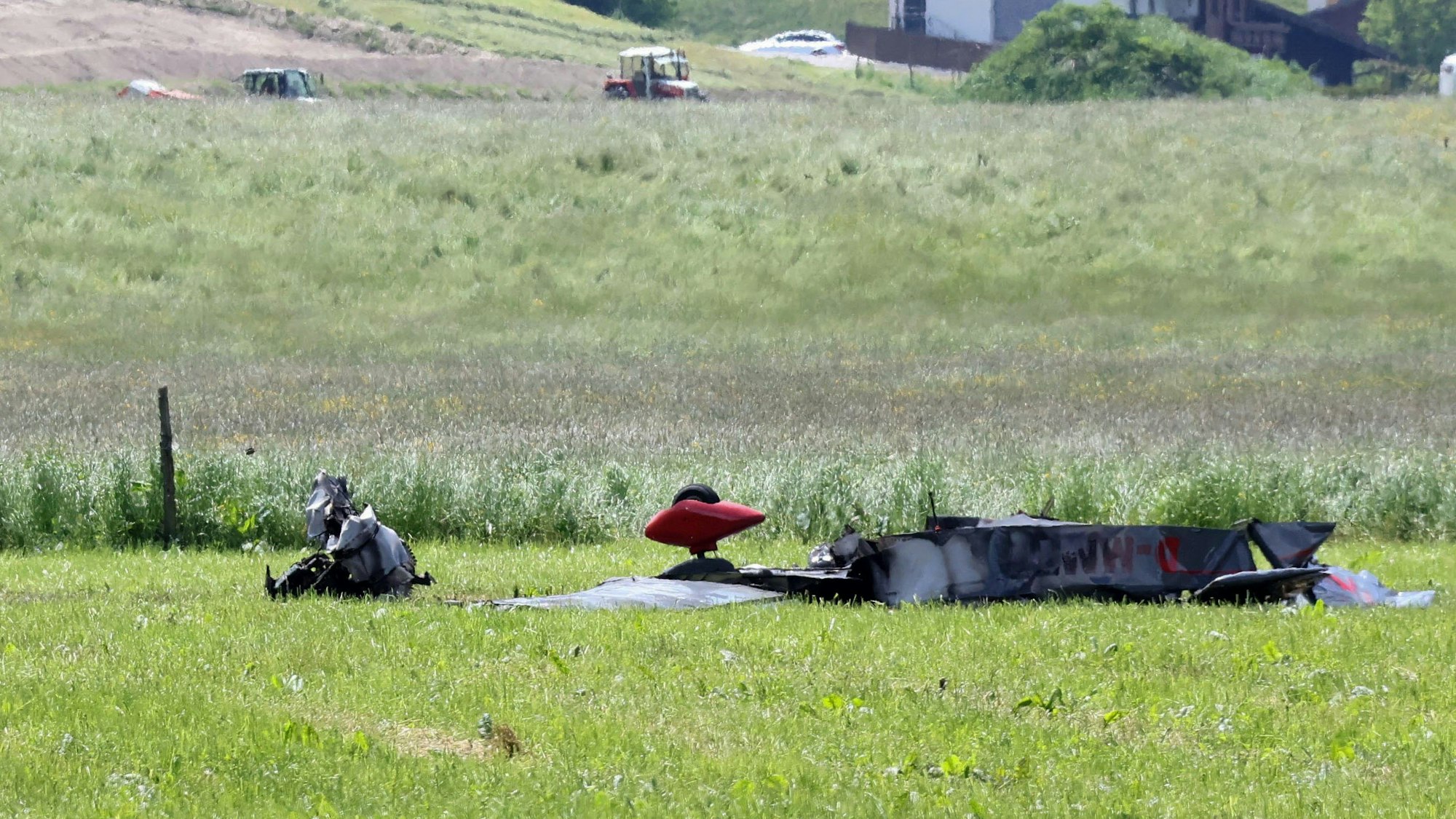 Die Trümmer eines Kleinflugzeugs liegen auf den Parkplatz einer Rodelbahn in der Pinzgauer Gemeinde Bruck an der Glocknerstraße.