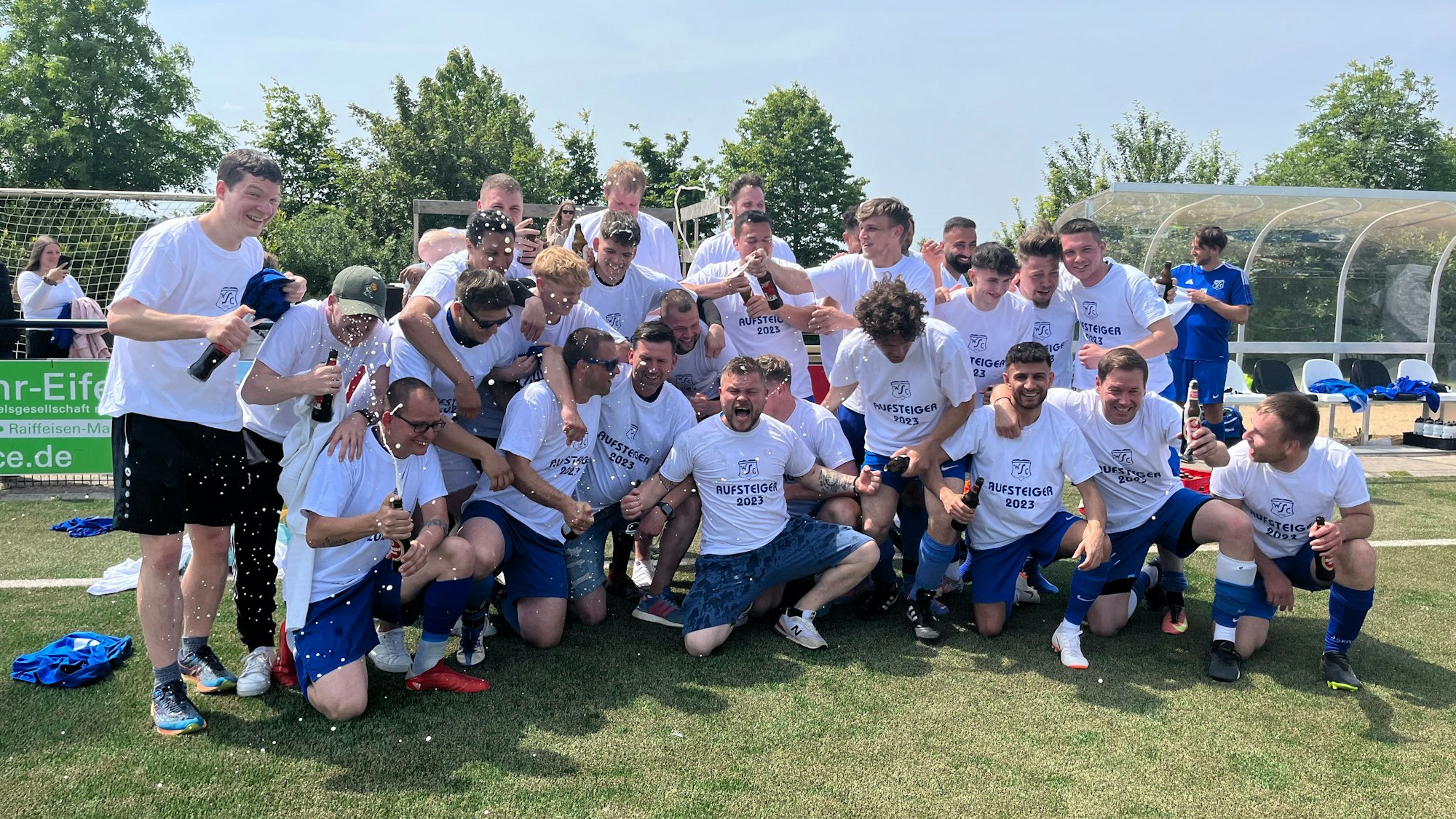 Die Mannschaft des SC Wißkirchen II bejubelt den Aufstieg.