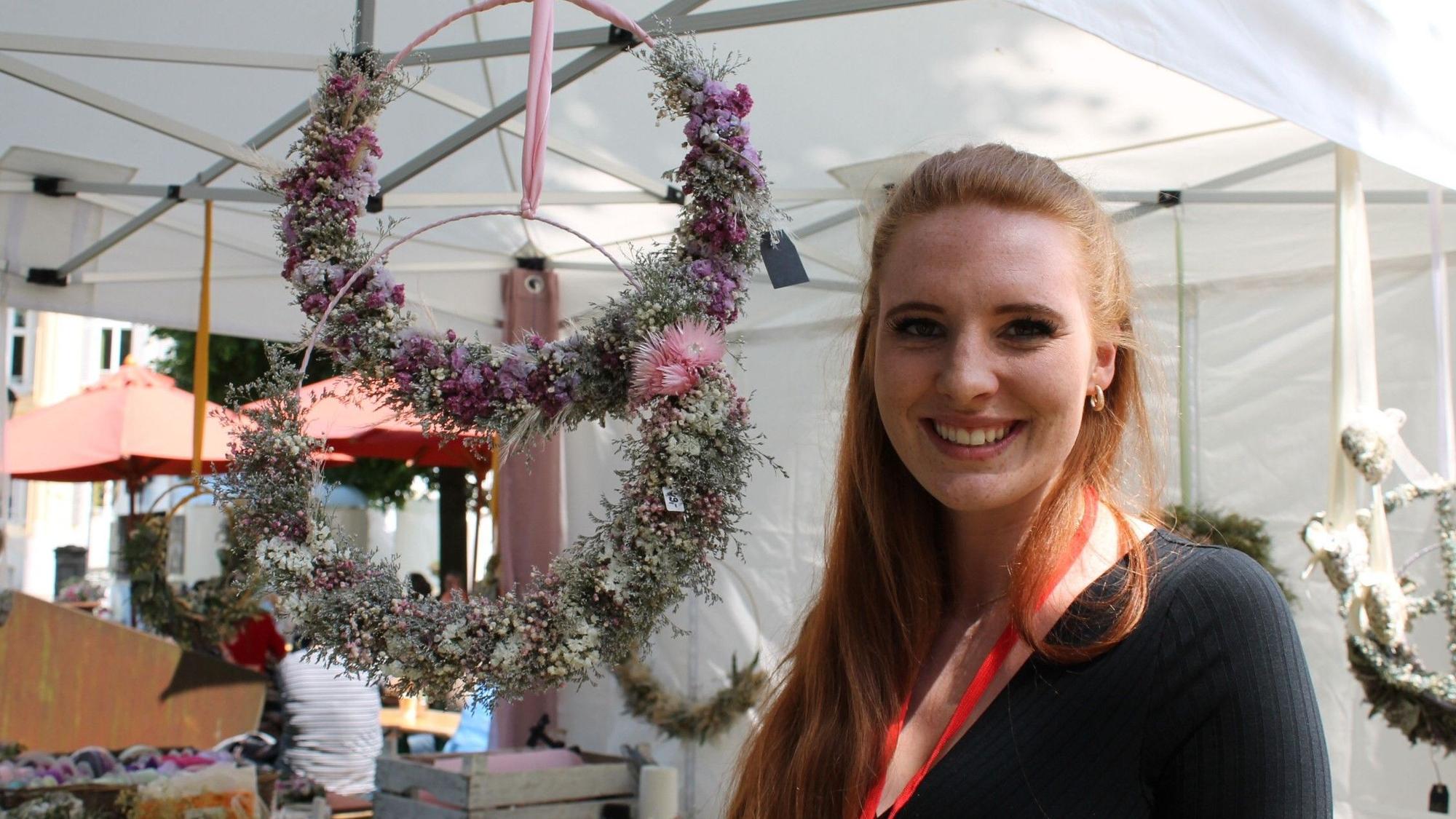 Landpartie Morsbroich: Alexandra Fittkau vertreibt Blumenkränze aus Trockenblumen