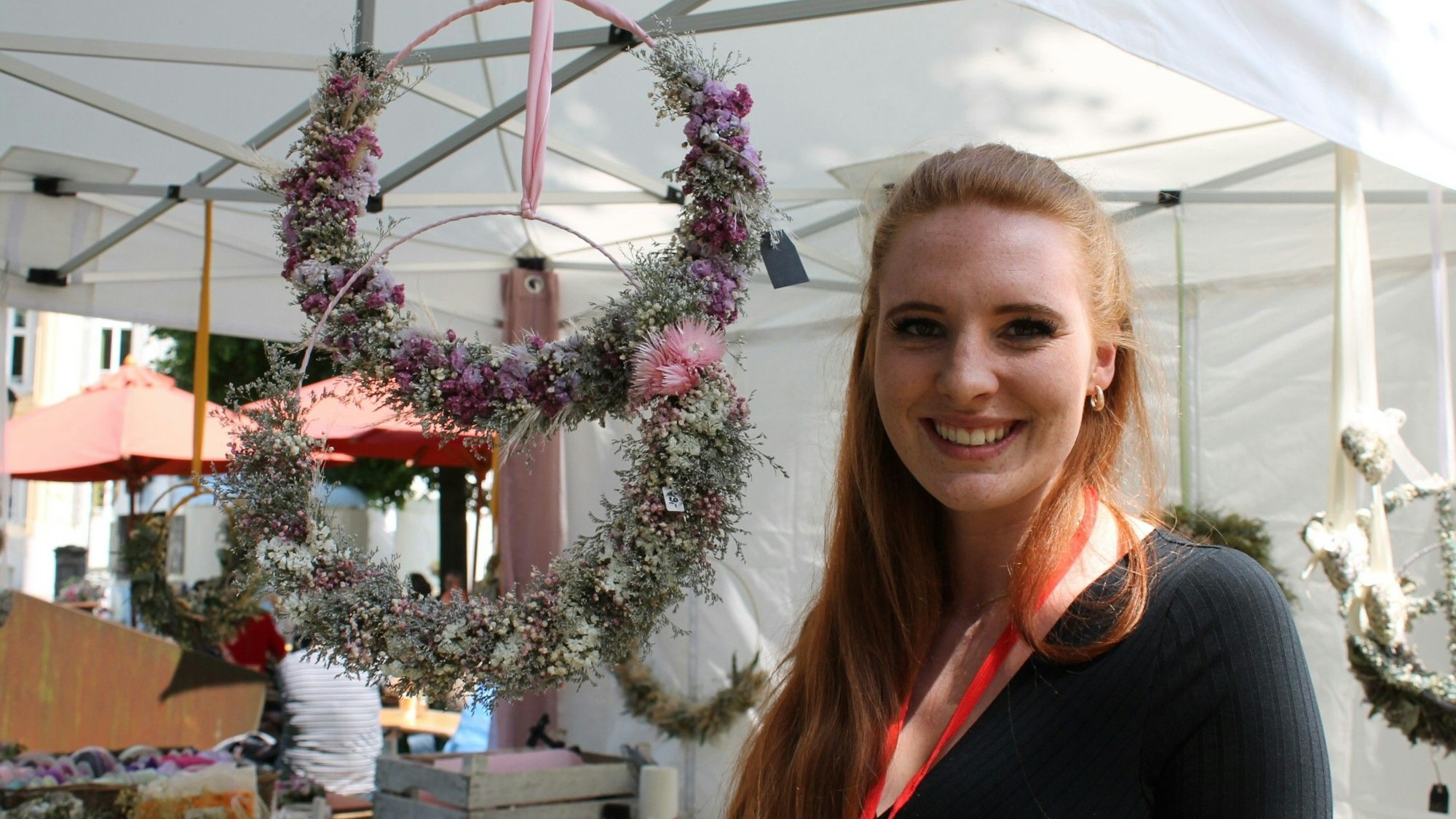 Landpartie Morsbroich: Alexandra Fittkau vertreibt Blumenkränze aus Trockenblumen