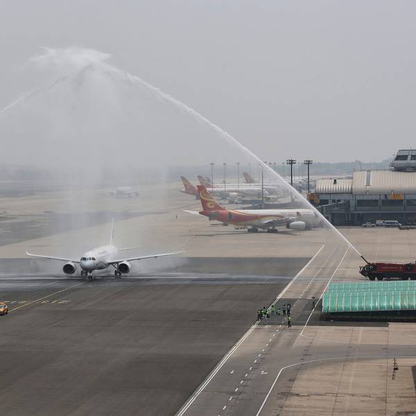 Wasserfontäne zur Begrüßung in Peking: Ankunft der C919 am Samstag in der chinesischen Hauptstadt.